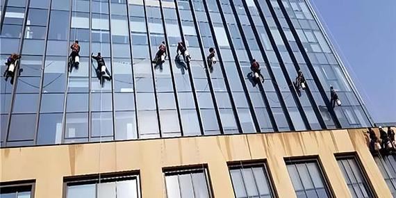 高空作业外墙清洗:严守标准规范 筑牢安全专业防线